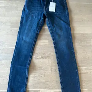 Reed Slim Fit Jeans  30/32  Medium Blue Wash  Nypris 1000kr  Helt oanvända 
