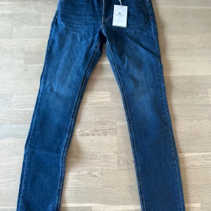 Jeans Les Deux - Reed Slim Fit Jeans  30/32  Medium Blue Wash  Nypris 1000kr  Helt oanvända 