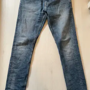 Säljer mina snyggga Tiger of Sweden jeans i skicket 9/10. Modellen heter Pistolero. Storlek 28/32. Nypris runt 1600kr mitt pris 349kr. Har du frågor är det bara att skriva!