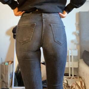 Svarta Only jeanes. Köpte för 4 månader sedan men inte mycket använda. Sitter perfekt på mig som är 175cm lång. Försöker sälja för 350 då jag köpte dom för 550kr. Frakt tillkommer. Pris kan diskuteras vid snabb affär😊 