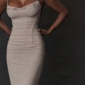 Grå klänning - Grå lång klänning från temu