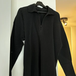 Homme Plissé Issey Miyake Tröja - Riktigt najs, bra skick. Använder ej längre