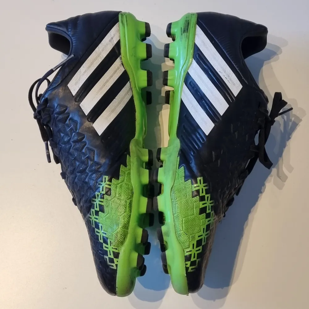 Adidas fotbollsskor AG  storlek : 44 2/3 pris : 350 kr . Skor.