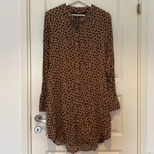 Lång skjorta - Lång skjorta från lager157. Upplever den liten i strl. 