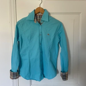 Burberry skjorta - Burberry skjorta i en cool färg. Väldigt bra skick. Priset är förhandlingsbart vid en snabb affär. Säljs så billigt pågrund av  ovanlig colorway