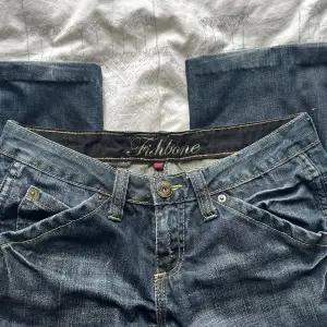 Strl 28/S jättefina Fishbone jeans, lättstylade lågmidjade bootcut. Säljes då de är lite stora för mig fint skick⭐️ Jag är 157 men jeansen är någon centimeter uppsydda nedtill 37 cm midjemått tvärs över  73 cm innerbenslängd 21cm benöppning