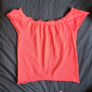 Röd crop-top från Gina - Säljer denna då den är för stor för mig. Storlek Medium men är mycket stretchig. Har aldrig använt förutom att jag provade den så den är i toppskick :) 