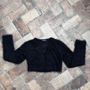 Svart bolero/kofta💕 - Jättenajs kofta som sitter som en bolero💞 Fluffigt material