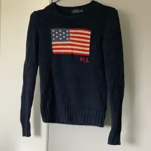 Ursnygg Ralph Lauren stickad tröja med usa flaggan i strl XS, marinblå . Knappt använd 