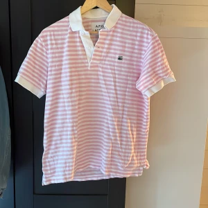 Lacoste pikétröja  - Snygg APC Lacoste tröja i storlek S men kan absolut kan användas som storlek M 