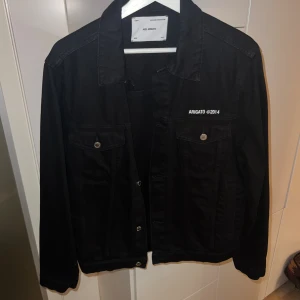 Axel Arigato jeans jacka - Jeans jacka från Axel arigato storlek M. Knappt använd så den är i nyskick. Pris kan diskuteras 