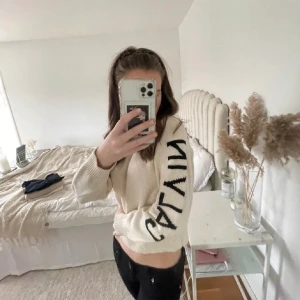 Beige stickad tröja  - Dösnygg stickad tröja från calvin klein! Står ”calvin” på ena sidan av ärmen o ”klein” på andra sidan av ärmen och ”jeans” på baksidan av ryggen som syns på bilderna! As cool o piffar verkligen upp en outfit! Inga defekter alls, som ny!