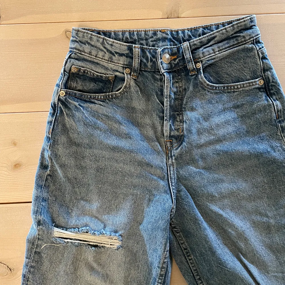 Blåa högmidjade jeans med slitningar på benen. Skriv för fler bilder.. Jeans & Byxor.