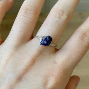 Handgjord ring med fin blå äkta sten 🌀🔮  •Gjord med silvrig ståltråd.  •Storlek 7 (ca 17mm).  •Frakt ingår i priset! Perfekt för dig som vill lägga till en fin liten touch på en outfit eller i present! 🌟