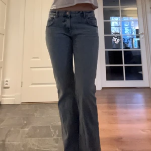 Lågmidjade jeans från zara  - Ljusblåa jeans med låg midja. Dem är i bra skick och använda vid 2 tillfällen. Något korta i benen på mig som är 165cm. Dem har ett avklippt utseende längst ner på benen. Lite små i storleken då jag vanligtvis har 36 och dessa är i 38.