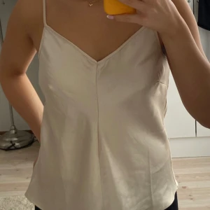 Satin liknande linne  - Jätte snygg till typ en kort kjol eller ett par jeans!