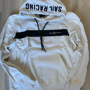 Sail racing hoddie - Använd 2-3 gånger lite defekter. Eftersom den tvättades fel. Nypris är 1799. Sälj bara för 1000kr. Om du har några frågor skriv gärna.