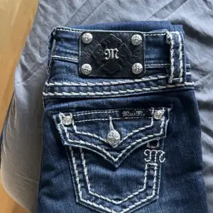 Ett par snygga miss me jeans ! Knappt använt , inga skador eller defekter. Helt ny. Säljs pga den inte passar mig.