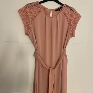 Säljer denna klänning från Vero Moda. Använd fåtal gånger men inga synliga tecken 