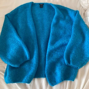 Blå kofta - Jätteskön och snygg! Knappt använd. Passar allt från xs till L beroende på hur man vill att den ska sitta. På mig som brukar ha S är den lite oversized 