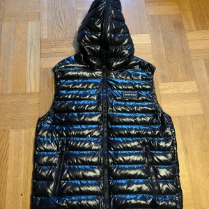 Duvetica väst (Strl 50)  - Ny Duvetica väst. Aldrig använd. Storlek 50.  Nypris i butik 5199kr.  