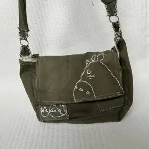 Grön fin väska med axelband❤️den har några trådar som sitter löst men annars i bra skick 😊har använts några gånger men den är i fint skick ❤️😊