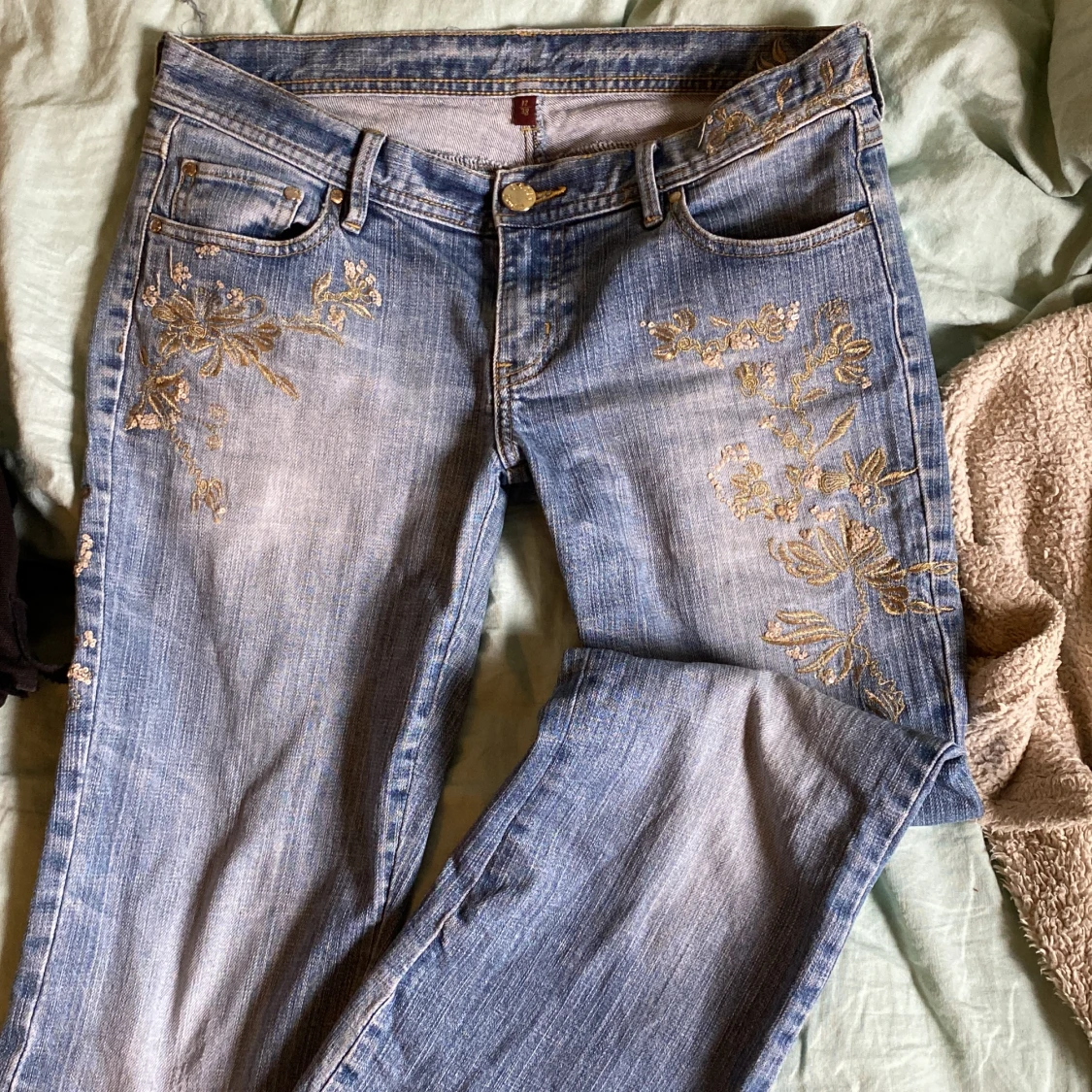 Jeans med guldbrodyr - 91