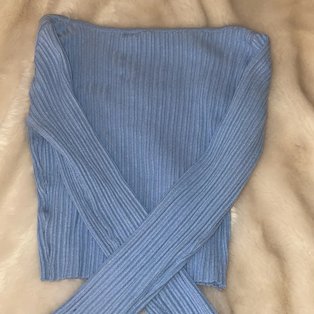 Superskön blå kroppad tröja från H&M🩵 Fint skick och inga defekter🫶🏼. Toppar.