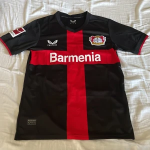 Bayer Leverkusen - Säljer min fotbollströja eftersom att den va för liten tyvärr! Tveka inte av att höra av dig!😁 Storlek S 