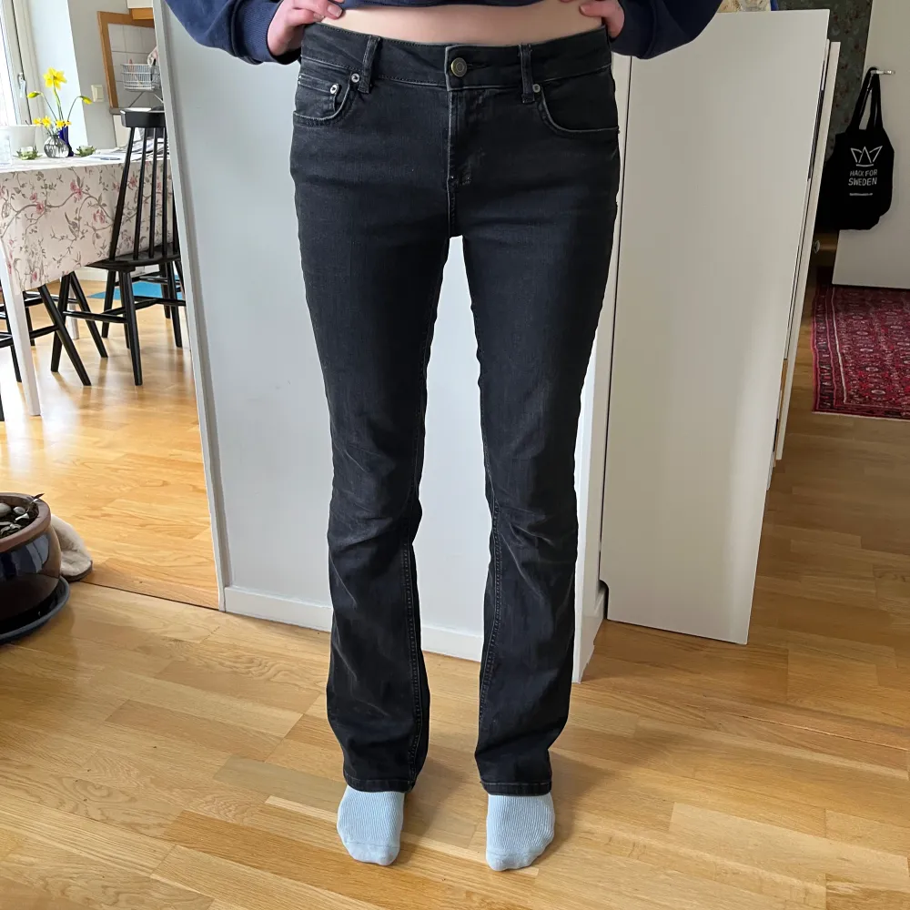 Jättesnygga zara jeans som är lite för korta för mig som är 175. Annars är de i jätte sköna stretchiga i materialet❤️. Jeans & Byxor.