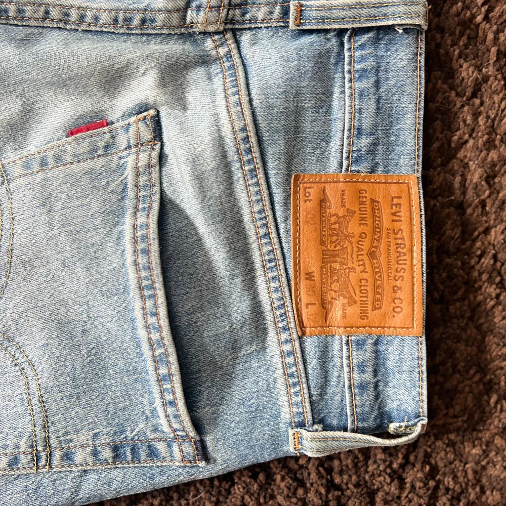 Säljer dessa feta Levis jeans 502! Skicket ör 7/10. Det är regular fit men är även lite mer skinny jeans. . Jeans & Byxor.