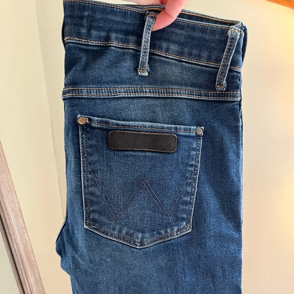 Låga jeans i storlek S. Lågmidjade, använda men i bra skick. Jeans & Byxor.