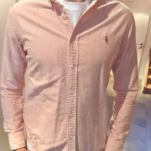 Rosa Ralph Lauren skjorta i nyskick - inga defekter. Storlek M