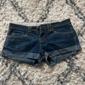 Lågmidjade jeansshorts  - Jeansshorts i storlek 36 🩷