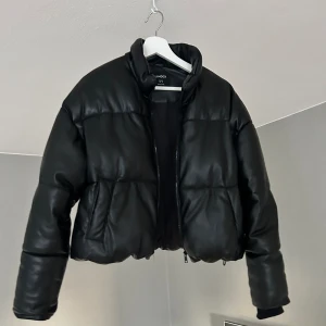 Skin jacka - Croppad vinterjacka i skinnimmitation från Lindex🤩