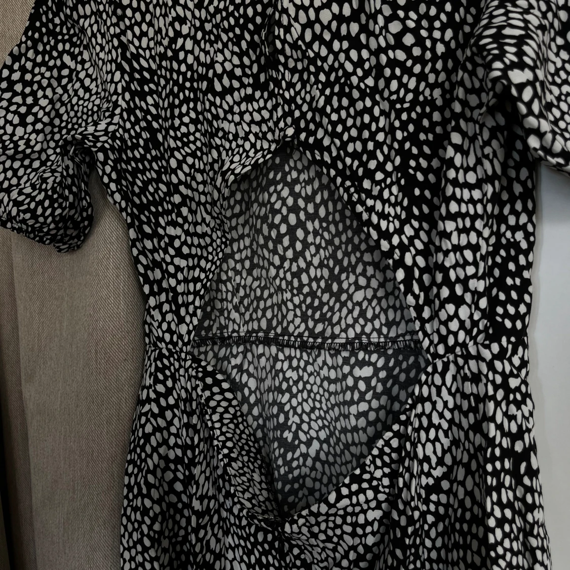 Prickig klänning med öppen rygg - 91