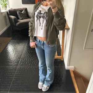 Diesel jeans - ⚠️Pris kan absolut diskuteras⚠️Säljer mina blåa diesel jeans som tyvärr inte kommer till användning längre. Dem är i nyskick och använda ett fåtal gånger!💓Nypris är 2000kr! Passar mig bra som är 165! Skriv om ni har frågor eller vill ha fler bilder💓🙌🏽