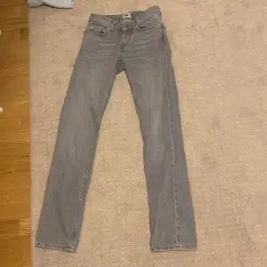 Jättefina gråa raka jeans från lager 157! Modellen heter ICON och de är i bra skick!👌🏼