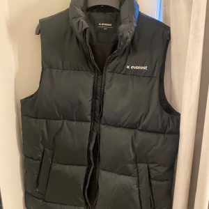 Vårplagg 💛🥂 - En fin Everest väst som kloten för kanske ett år sedan men inte använt särskilt mycket💛 västen passar storlek S och är lite större i modellen 
