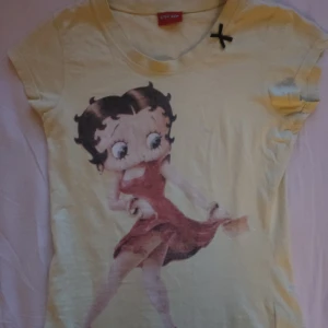 Betty boop tröja från only - Den ska se utvättat ut för att ge en retro känsla.