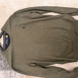 Ralph lauren stickad tröja - Säljer en Ralph lauren stickad tröja är i storlek s och passar väldigt bra finns inga skavanker 