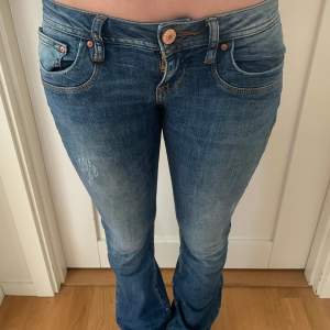 Supersnygga ltb jeans i modellen valerie! Endast använda 2 gånger och är i superfint skick. Midjemåttet tvärs över är  34cm och innerbenslängden är 86cm💕