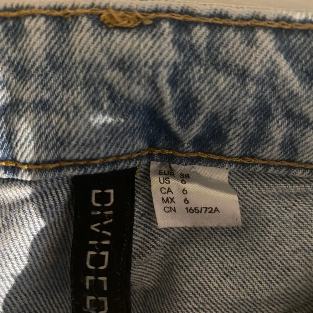 Vida raka jeans med slitts med medelhög midja och flera knappar från H&M i storlek 38. Aldrig använt. Kom med prisförslag!🩵. Jeans & Byxor.