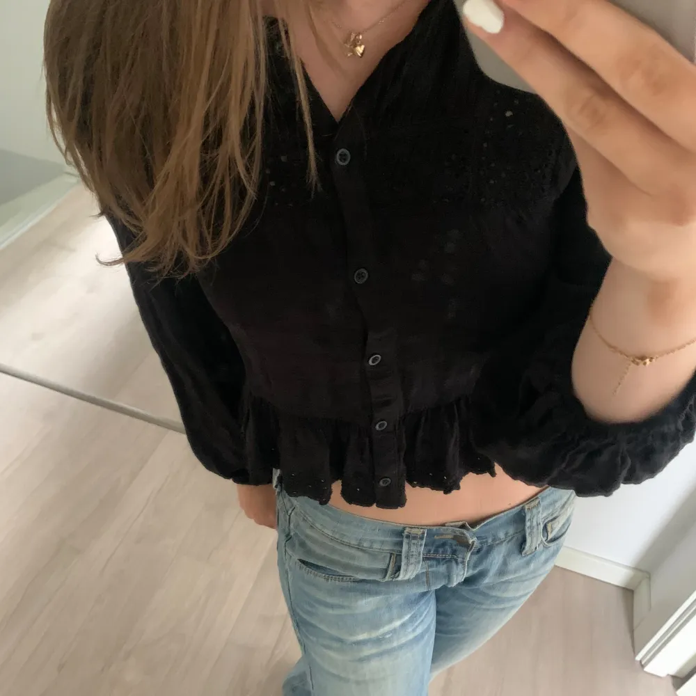 En super söt svart blus från zara. Den har så fina detaljer som volang och mönster. Passar till allt💓. Blusar.