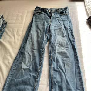 Jeans från Kappahl, fråga om mer bilder . Köpt för 300 . Väldigt fina jeans, säljer pga för små. Pris kan diskuteras och du står för frakt 