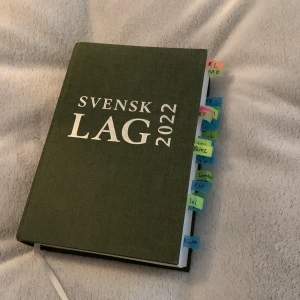 Svensk lagbok 2022 grön - Svensk lag 2022 den gröna lagboken. Gott skick med lappar och lite gul hightligning i som kan vara hjälpsamt.