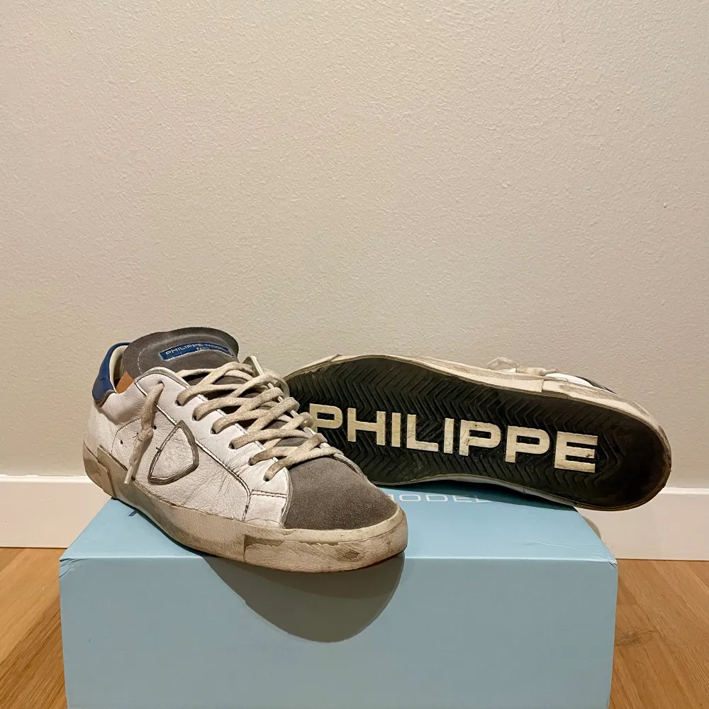 Hej! Då var det dags att sälja mina Phillipe Model skor. Skorna har ägts ett par månader och har en del tecken på användning, varav det tydligaste syns i sista bilden. | Priset är ej hugget i sten, nypris ca 4300. Skor.