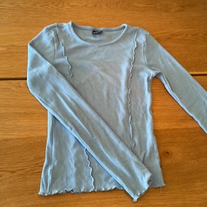 Ginatricot Grå/blå supersöt tröja - Grå/Blå jättesnygg långärmad tajt tröja från Gina!! Väldigt bra skick och passar SÅ bra till våren!!😍🌸🥂🌱