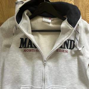 En helt ny snygg Marstrand tröja, köpt vid västkusten och i storlek S! Snabb affär!
