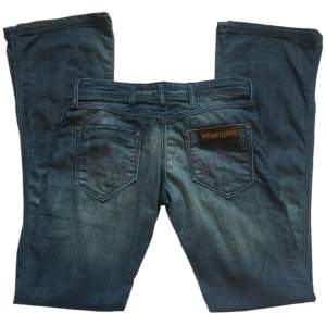 Unika lågmidjade jeans från Wrangler! Midjemått 74cm (rakt över ca 36cm) Innerbenslängd 80cm Grenhöjd 19cm 